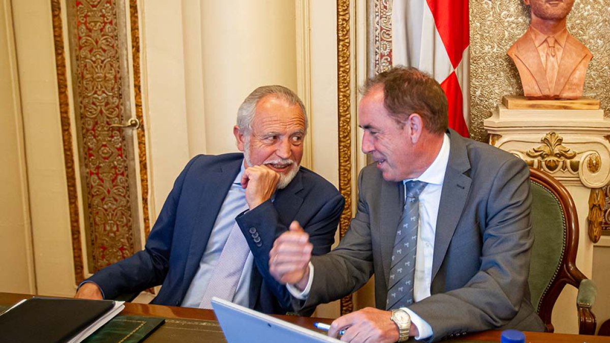 Jose Antonio de Miguel y Benito Serrano en el pleno de ayer - MARIO TEJEDOR
