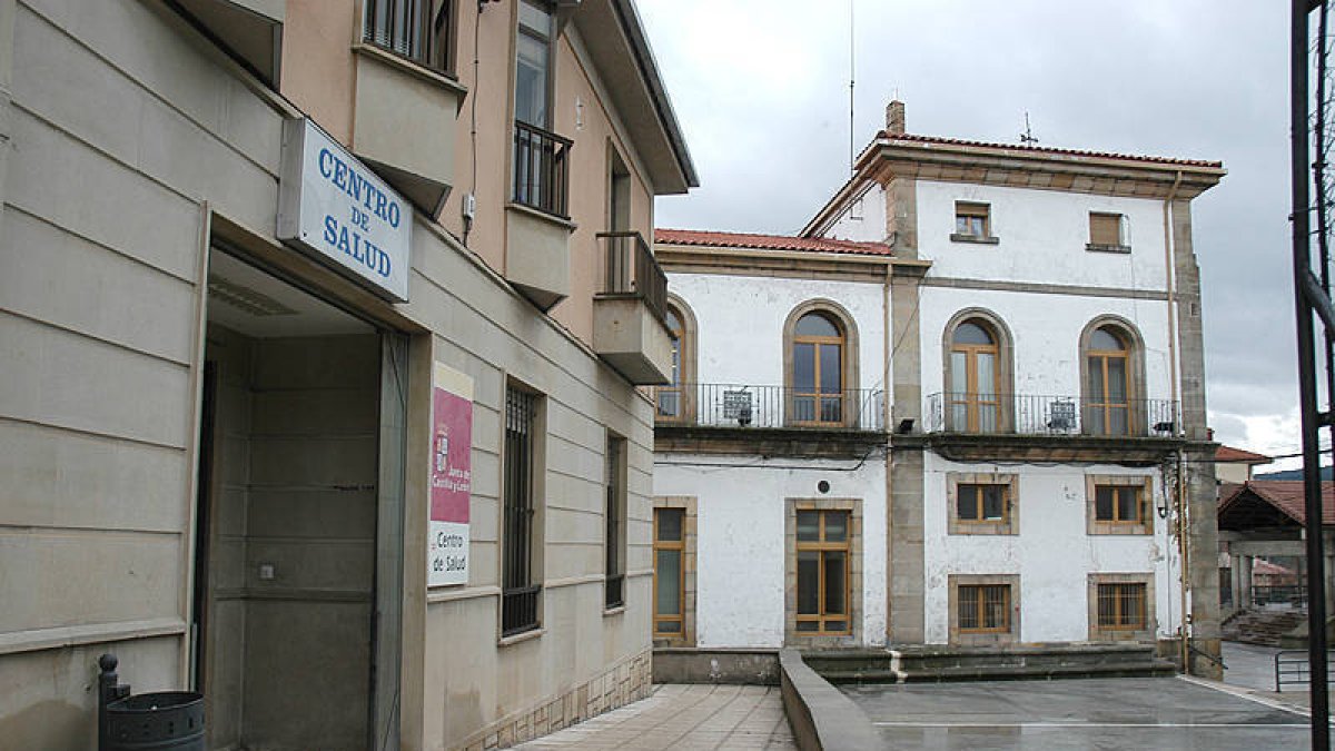 Exterior del centro de salud de Covaleda. / VALENTÍN GUISANDE-