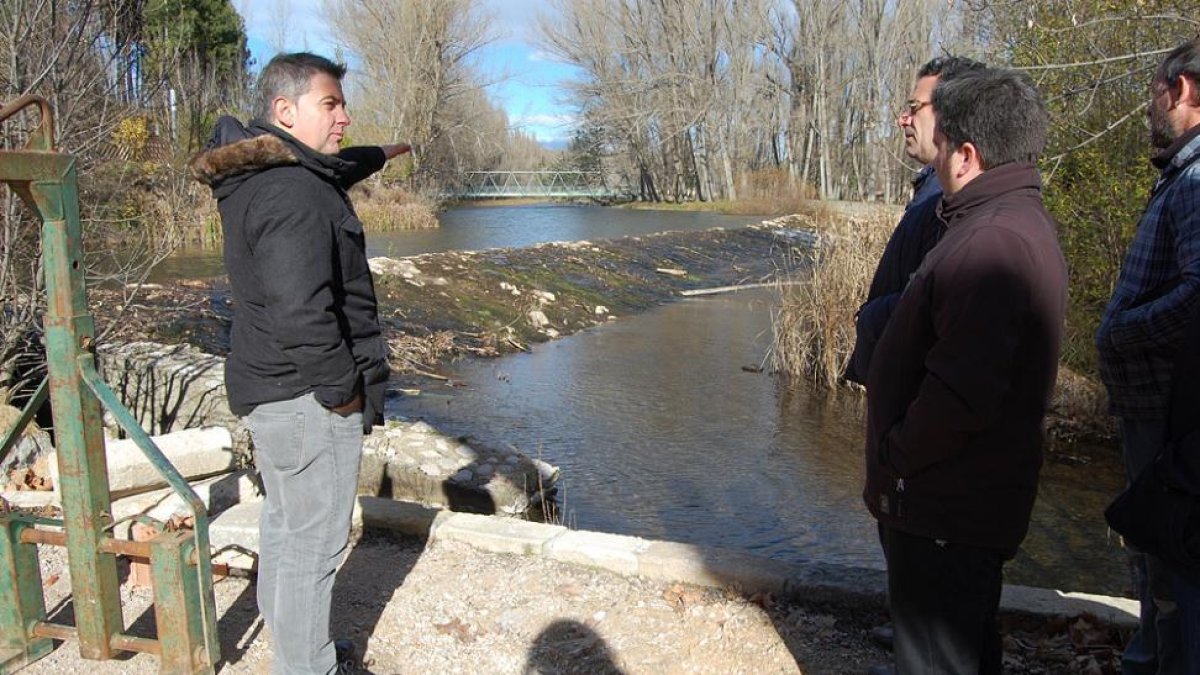 Javier Antón, ayer, durante su visita a las instalaciones del bar de Soto Playa.-