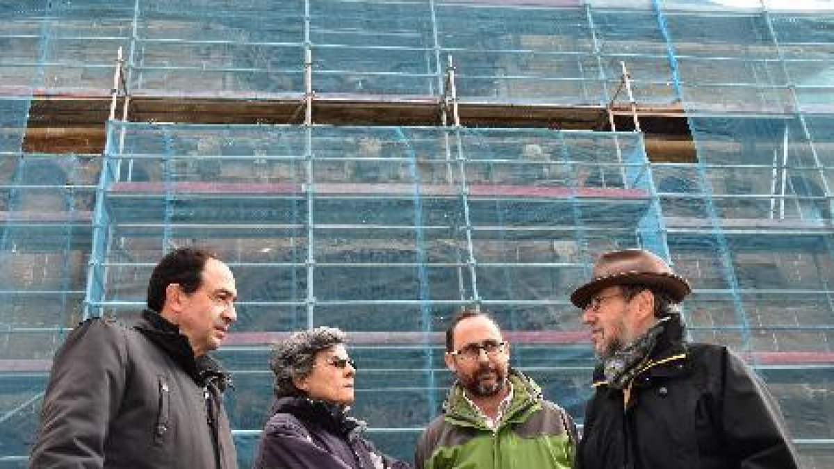 López Represa, Ruiz y De la Casa junto a la iglesia románica de Santo Domingo.-PRENSA DELEGACIÓN TERRITORIAL