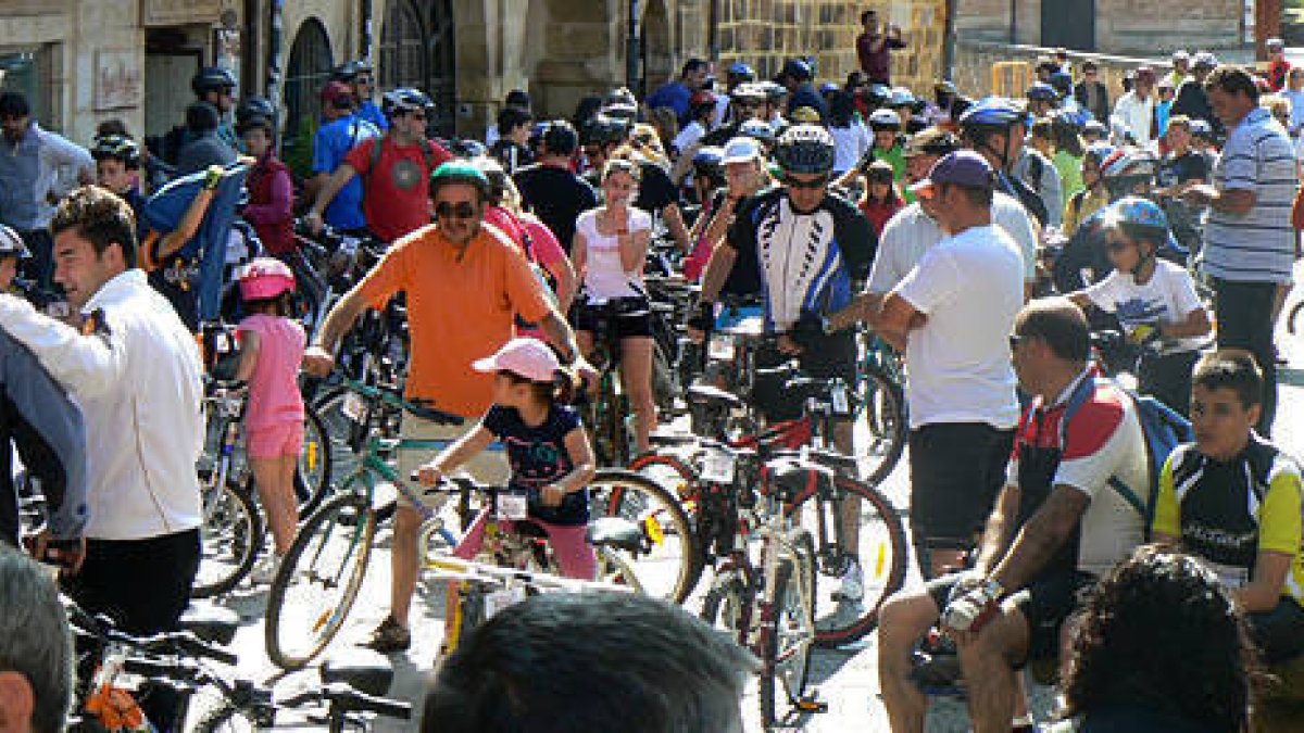 Más de 1.000 sorianos participaron ayer en el Día de la Bici. / B.S.-