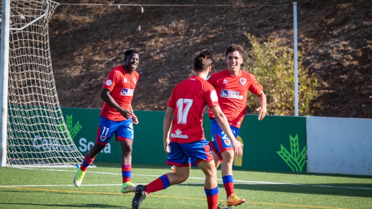 El filial numantino empató a tres goles ante el Santa Marta en un encuentro en el que el rojillo Óscar García, la joya de la cantera del Numancia, hizo dos goles.