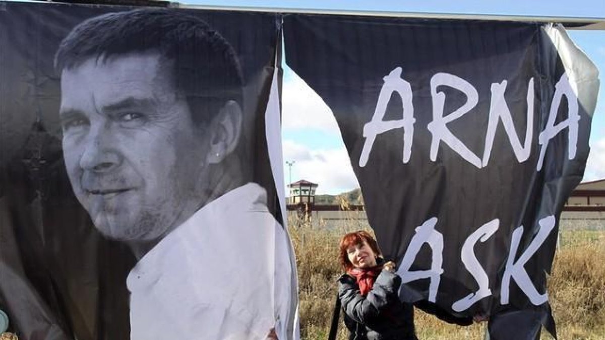 Concentración para reclamar la libertad de Otegi frente a la cárcel de Logroño, en enero del 2012.-EFE / ABEL ALONSO