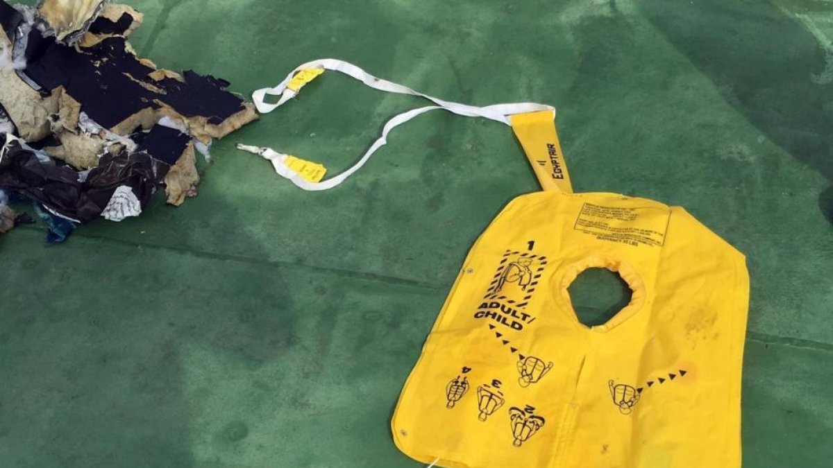Un chaleco salvavidas del avión de Egyptair accidentado.-MINISTERIO DE DEFENSA DE EGIPTO / EFE