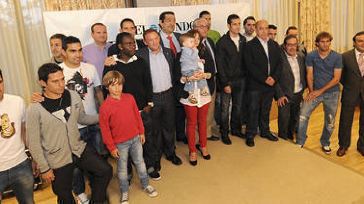 Los premiados y patrocinadores en la gala que tuvo lugar en la tarde de ayer. / U. S.-
