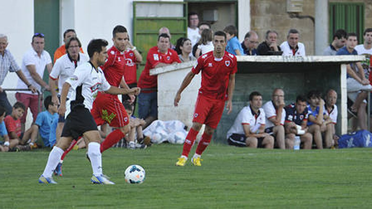 El Numancia cerró sus compromisos amistosos ganando 3-1 al Tudelano. / VALENTÍN GUISANDE-
