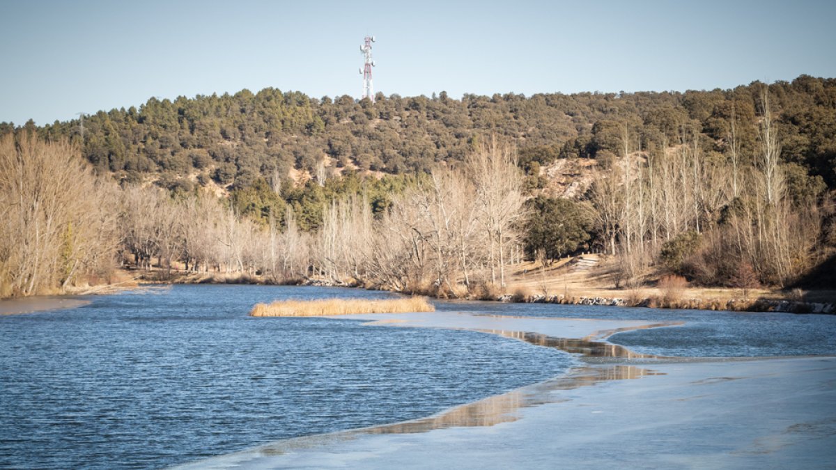Placas de hielo sobre el Duero esta semana. GONZALO MONTESEGURO