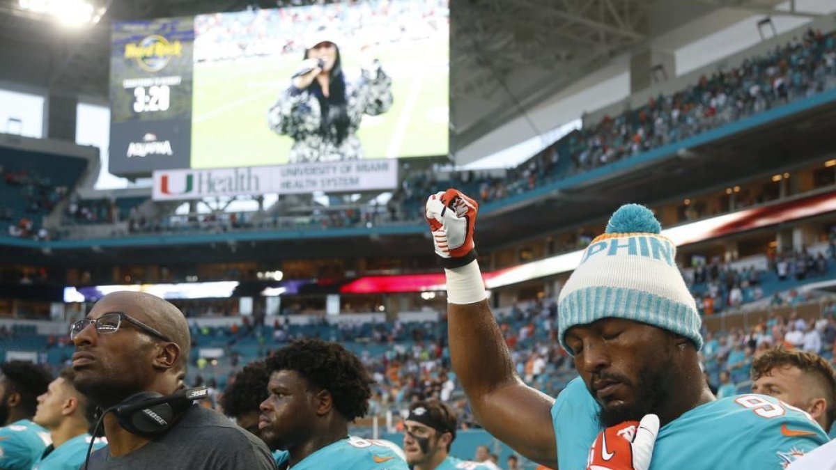 Robert Quinn protesta contra Donald Trump.-WILFREDO LEE