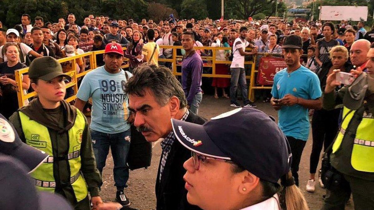El ciudadano venezolano Carlos Manuel Pino García (c), mientras reacciona en el momento de su expúlsión por presuntamente realizar actividades que atentan contra la seguridad nacional en Cúcuta (Colombia-MIGRACIÓN