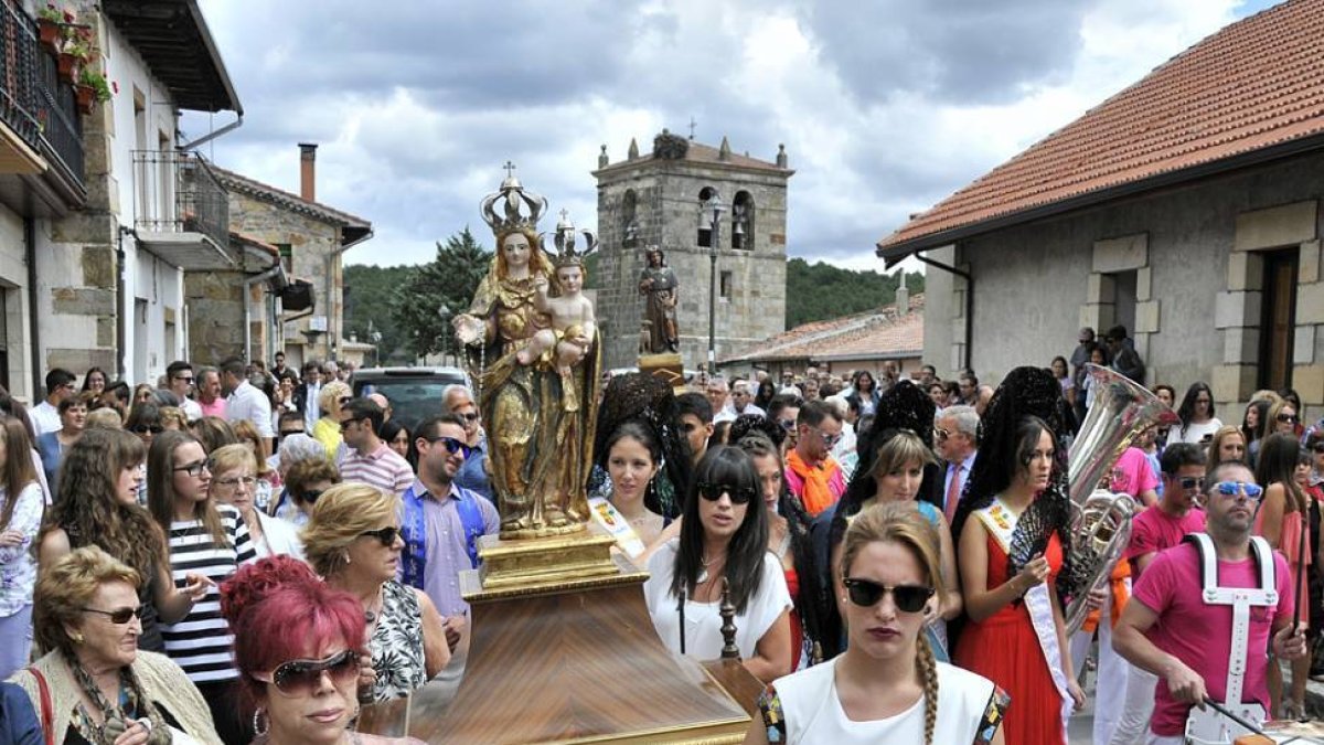 Navaleno saca a la Virgen en procesión por el pueblo.-D.M.