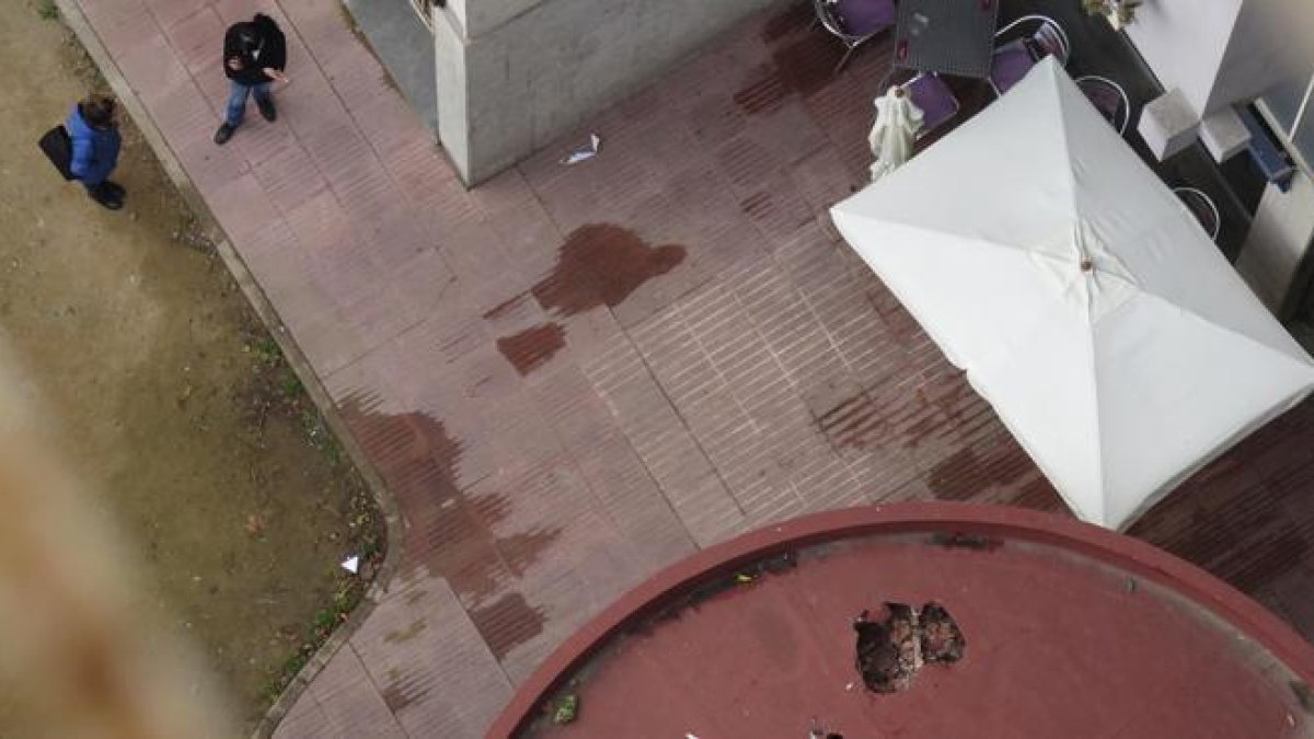 Una vecina de Girona, M. P., de 42 años, y dos de sus hijas menores de edad, de 11 años y de menos de 1 año,se han precipitado al vacío desde la decimotercera planta de un edificio de Girona en la tarde de este miércoles-