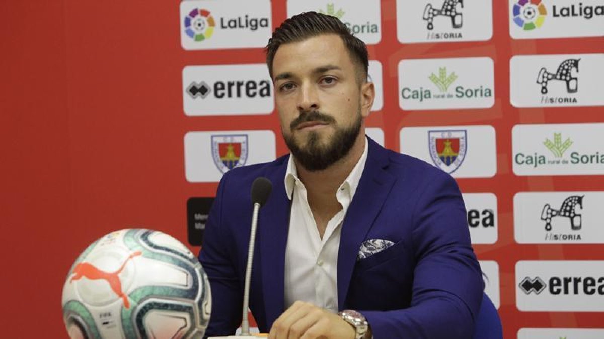 Héctor Hernández formalizó ayer su fichaje con el Numancia.-LUIS ÁNGEL TEJEDOR