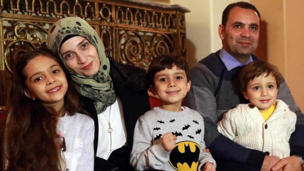 Bana Alabed con su madre, Fatemah Alabed, su hermano Nour C., su padre Ghassan Alabed t su hermano menor Laith R., durante una entrevista en Ankara (Turquía). El 22 de diciembre de 2016.-ADEM ALTAN / AFP