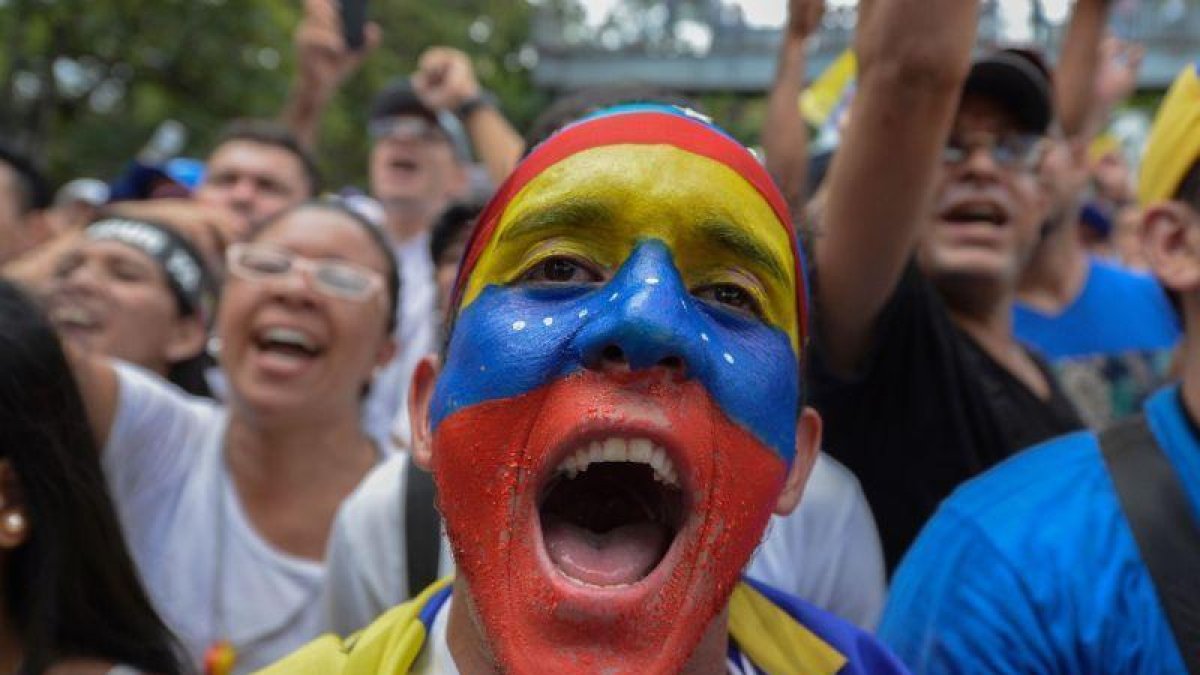 Un participante en la marcha de oposición a Maduro.-FEDERICO PARRA / AFP