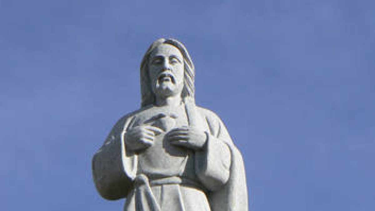 Imagen del Sagrado Corazón con el pueblo al fondo./EVA SÁNCHEZ-