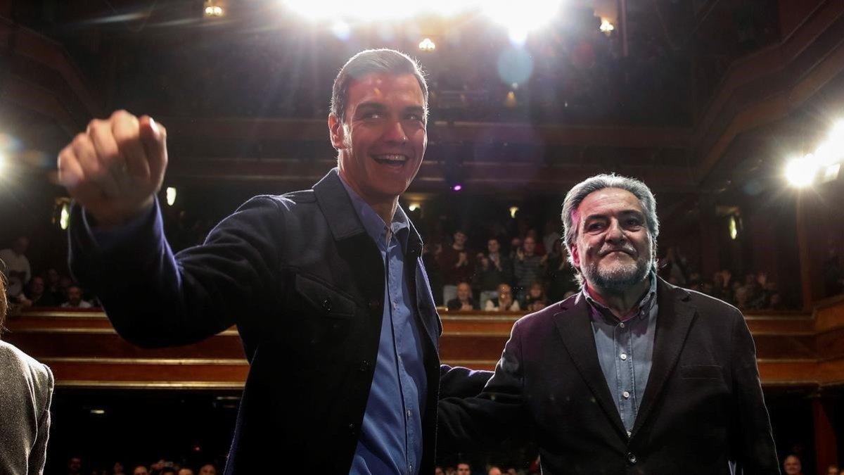 Pedro Sánchez y Pepu Hernández, en la presentación de la precandidatura del exseleccionador de baloncesto.-EFE / EMILIO NARANJO