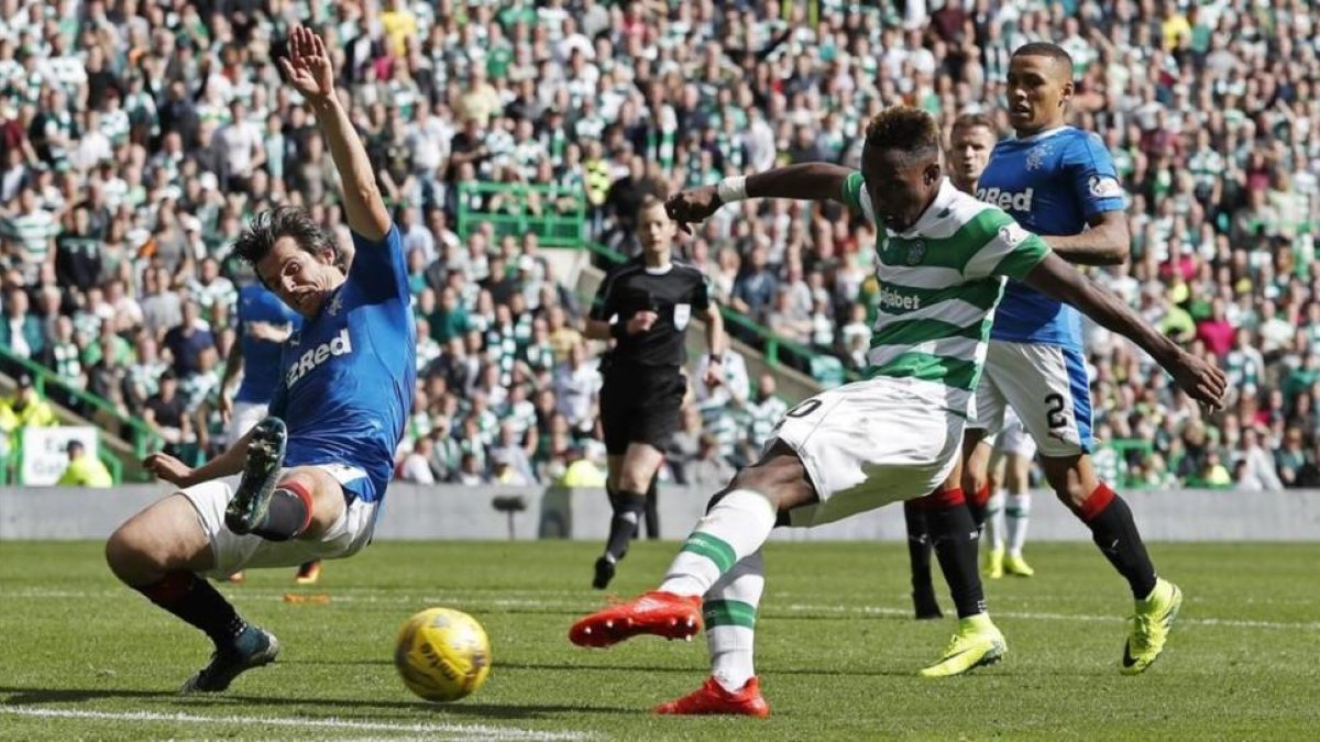 Moussa Dembele, del Celtic, dispara a gol durante el derbi de Glasgow contra el Rangers.-REUTERS / RUSSELL CHEYNE