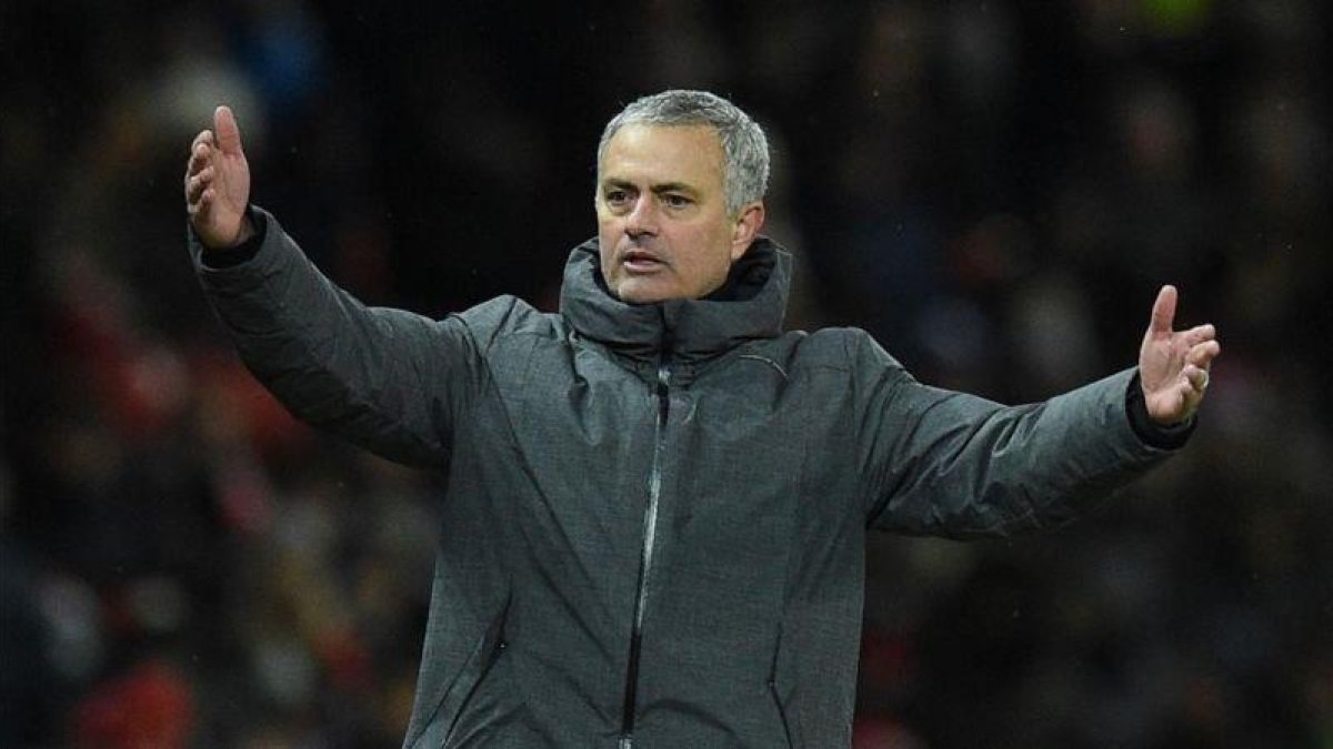 Mourinho gesticula en el partido enter el United y el City del domingo en Old Trafford.-AFP / OLI SCARFF