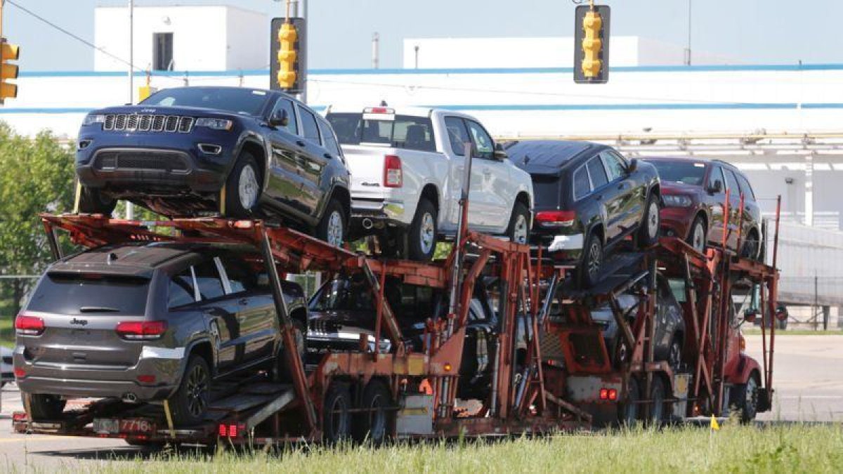 Un camión transporta coches del grupo FCA en la planta de Detroit.-REBECCA COOK (REUTERS)