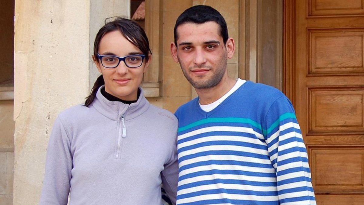 Jénnifer y Cristian ante la fachada del Ayuntamiento.-AYUNTAMIENTO DE SORIA