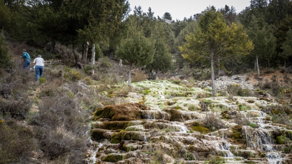 Dos personas suben por el Chorrón en Cabrejas del Pinar, Soria. GONZALO MONTESEGURO