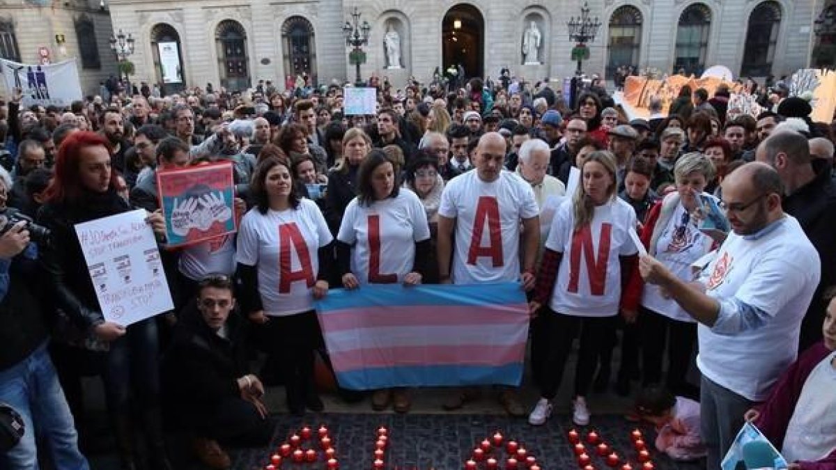 Concentracion por el suicidio de un transexual de 17 anos por acoso escolar.-RICARD CUGAT