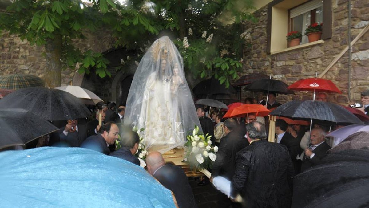 La lluvia sorprendió a la procesión camino de la ermita-V. G.