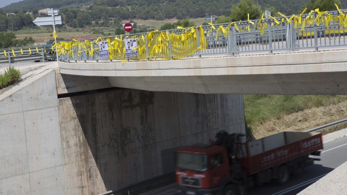 Lazos amarillos en una carretera catalana. /-ALBERT BERTRAN