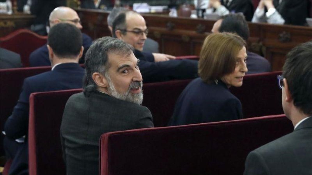 Jordi Cuixart y Carme Forcadell, en el banquillo del Tribunal Supremo durante el juicio del procés.-POOL / J.J. GUILLEN
