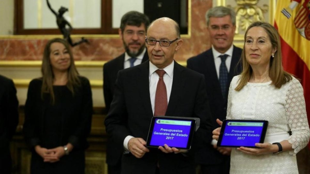 El ministro de Hacienda, Cristobal Montoro, presenta el proyecto de ley de los Presupuestos Generales del Estado para el 2017.-JUAN MANUEL PRATS