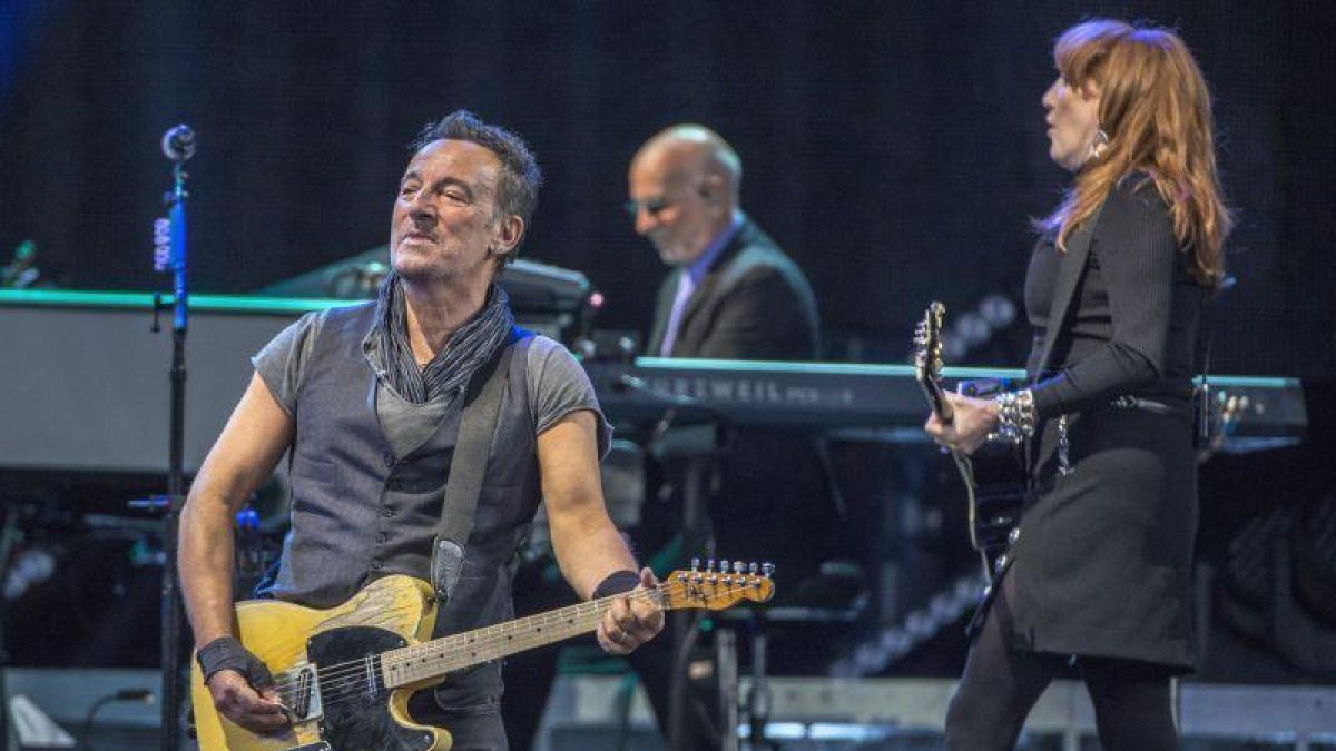 Springsteen, con Patti Scialfa a su espalda, durante el concierto del pasado 14 de mayo en Barcelona.-FERRAN SENDRA