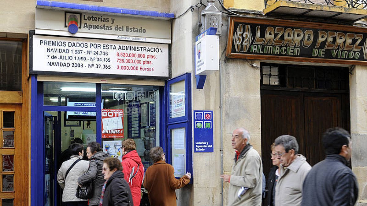 Un grupo de personas hace cola en la administración de lotería número 1 de la capital soriana. / VALENTÍN GUISANDE-