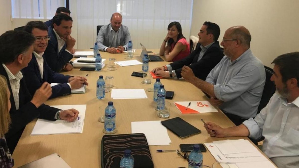 Igea y Mañueco firman antes de la constitución de las Cortes el acuerdo de gobierno-- EUROPA PRESS