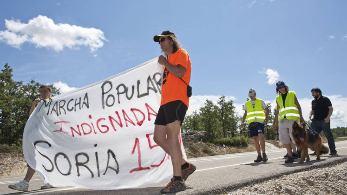 Indignados del 15-M en Soria inician una marcha a pie a Madrid. / C.Serrano (Ical)-