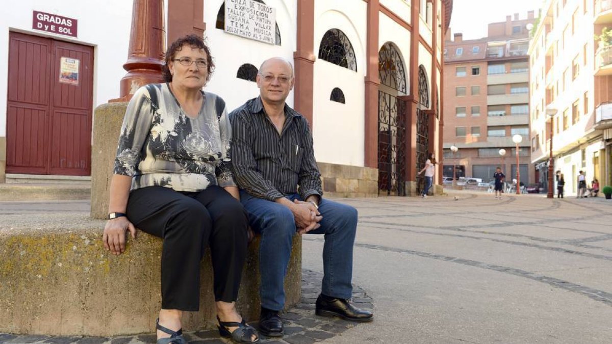 Luisa y José Andrés, junto a la plaza de toros de Soria.-ÁLVARO MARTÍNEZ