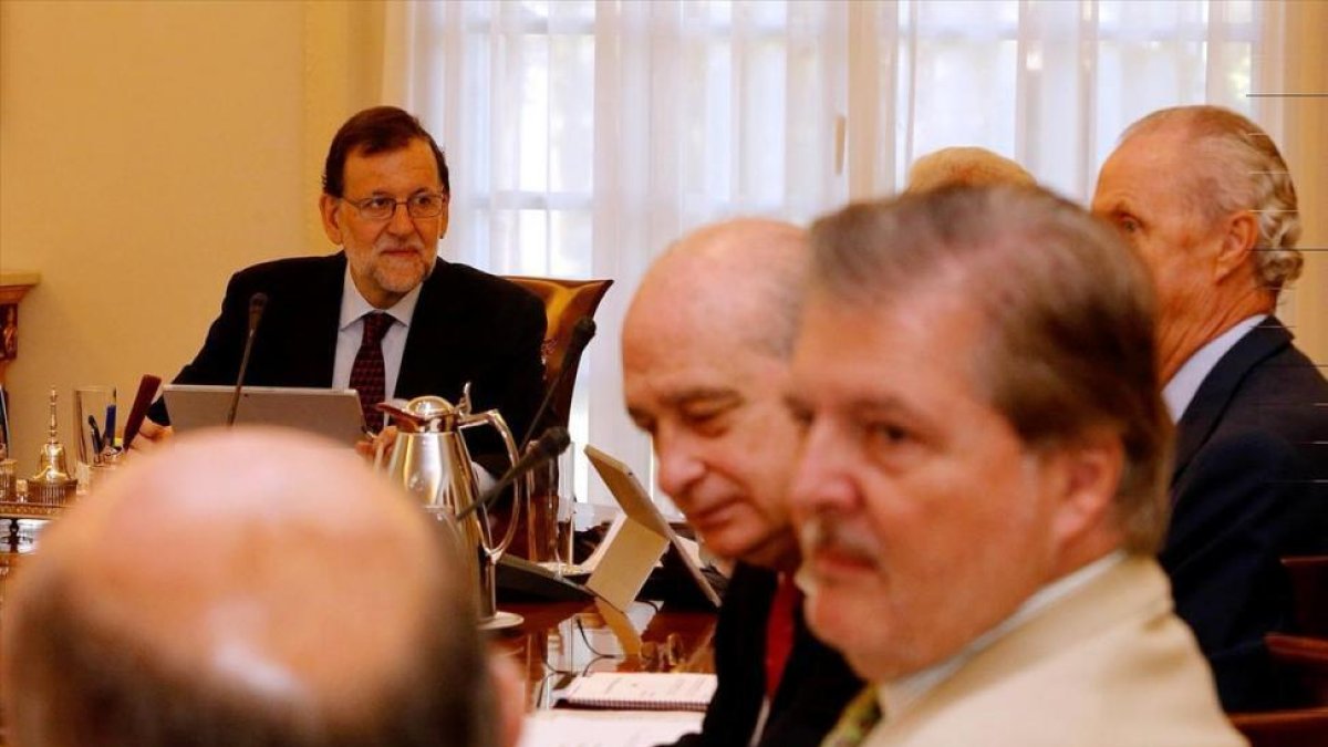 El presidente del Gobierno en funciones, Mariano Rajoy, en la última reunión de su consejo de ministros.-JUAN MANUEL PRATS