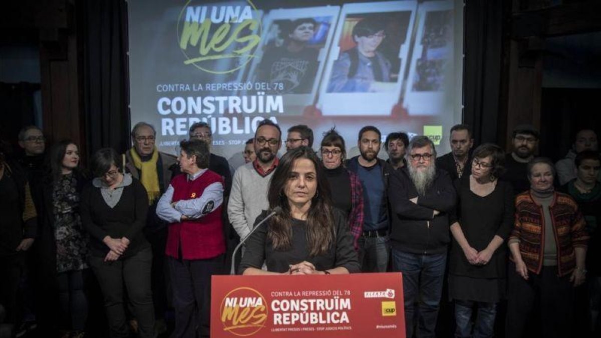 La diputada de la CUP Maria Sirvent, arropada por la plana mayor del partido, este martes en Barcelona.-CARLOS MONTANYES