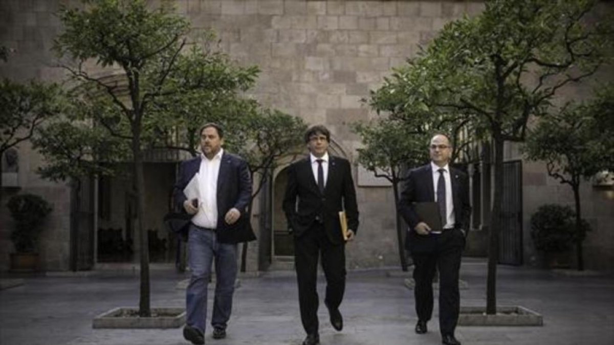 Junqueras y Puigdemont, el 10 de octubre en el Palau de la Generalitat.-JOAN CORTADELLAS