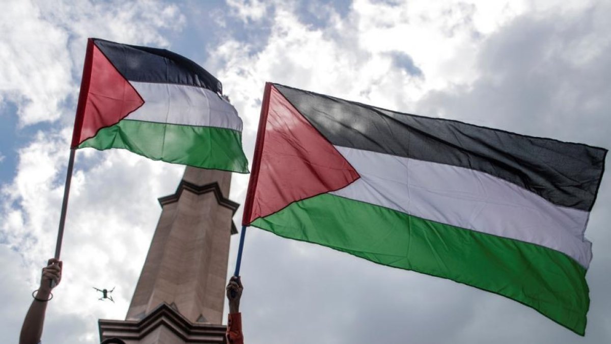 Manifestantes ondean la bandera palestina durante una protesta contra la decision del presidente estadounidense Donald Trump de reconocer Jerusalen como capital israeli en Putrajaya Malasia, en una foto de archivo.-/ EFE / FAZRY ISMAIL (EFE)