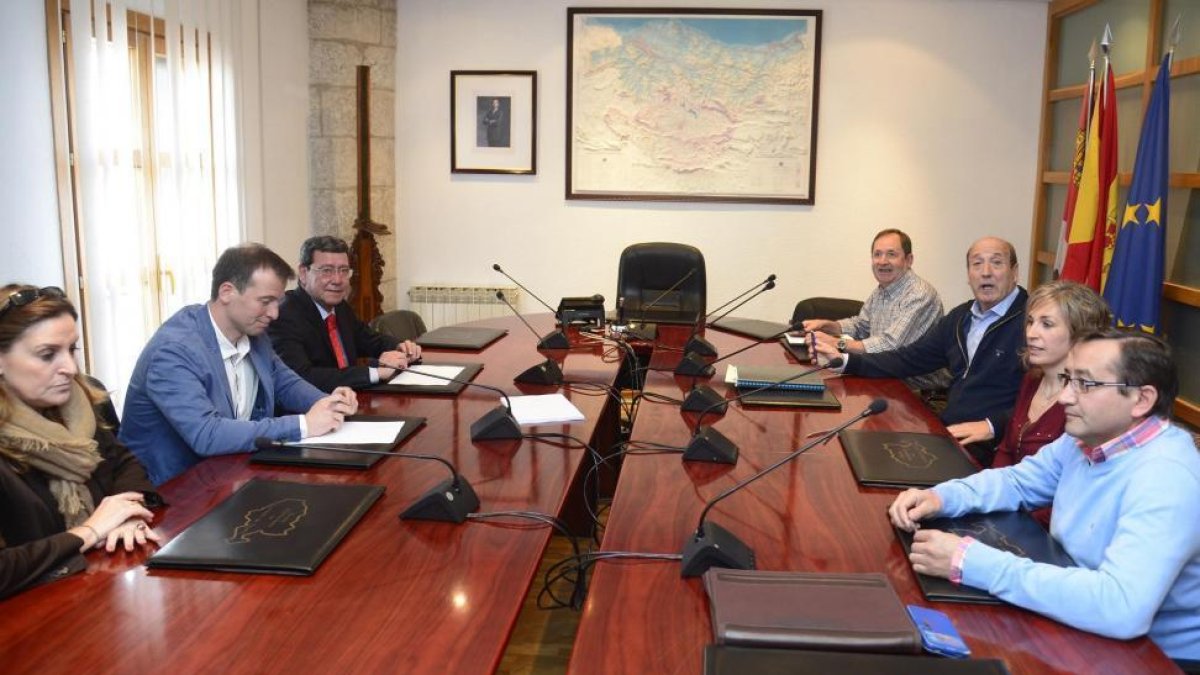 El presidente de la Diputación de Burgos, César Rico (3I), acompañado del portavoz del equipo de gobierno, Borja Suárez (2I), se reunió con el alcalde de Treviño, Ernesto Argote (3D), también estuvieron presentes los concejales-ICAL