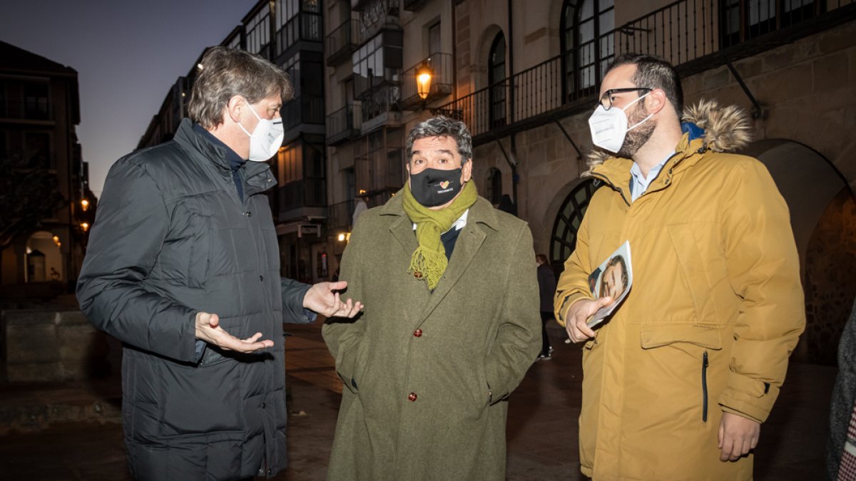 El alcalde Carlos Martínez charla con el ministro José Luis Escrivá y el candidato del PSOE por Soria, Ángel Hernández. G. MONTESEGURO