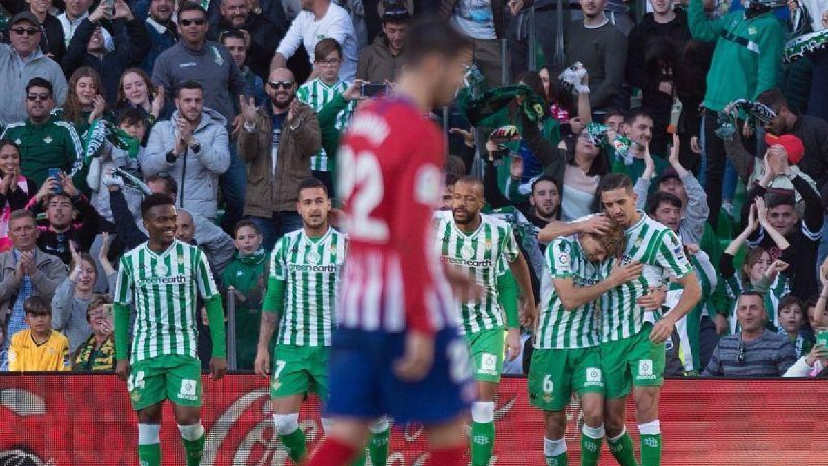 Los jugadores del Betis celebran el gol de Canales al fondo con Morata en primer plano.-AFP