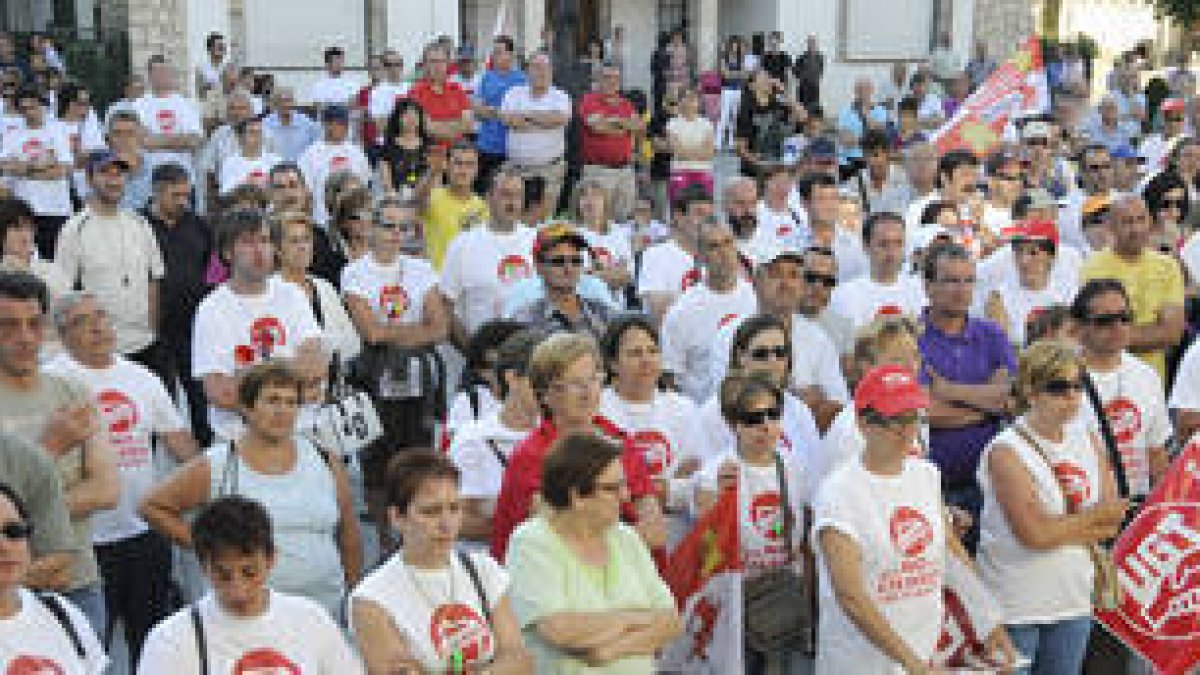 Cientos de personas se congregaron en San Leonardo de Yagüe para defender los intereses de los trabajadores de Norma. / VALENTÍN GUISANDE-