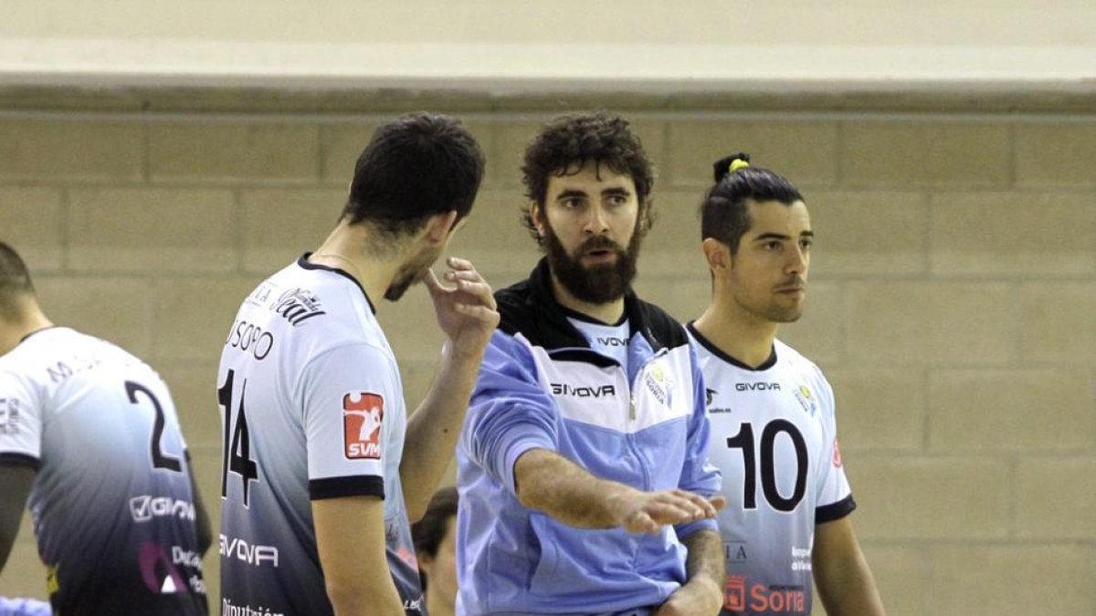 Manuel Sevillano da instrucciones durante un partido.-LUIS ÁNGEL TEJEDOR