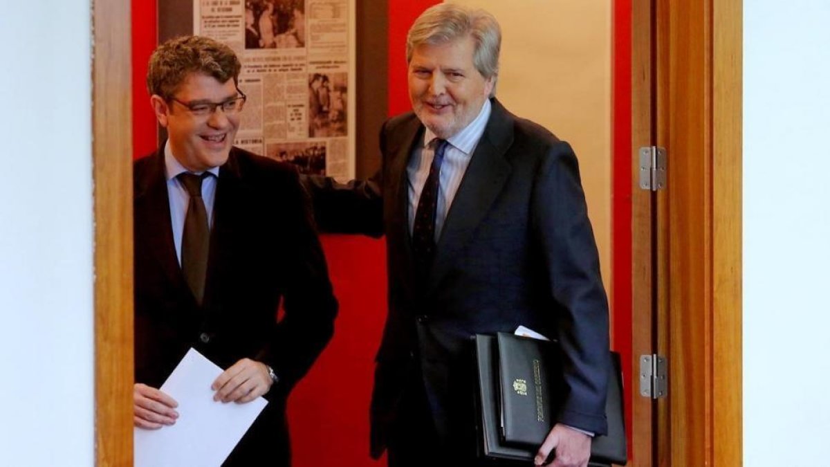 Los ministros Ínigo Méndez de Vigo y  Álvaro Nadal acudiendo a la rueda de prensa posterior a la reunión del Consejo de Ministros.-JUAN MANUEL PRATS