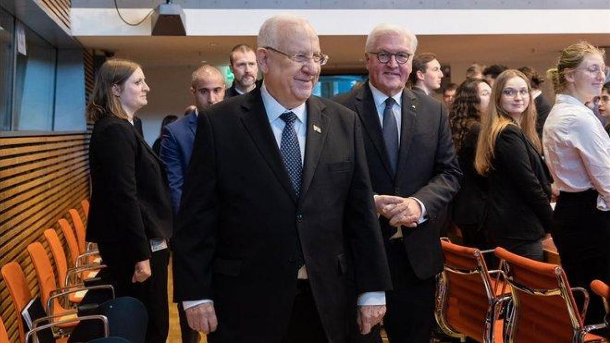 El presidente de Israel, Reuven Rivlin, en primer plano, y el de Alemania, Frank-Walter Steinmeier, este miércoles en el Bundestang en una reunión con jóvenes.-EFE