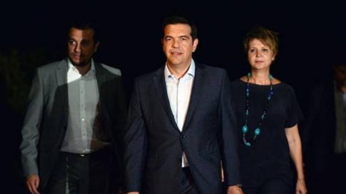 Alexis Tsipras, rodeado de sus aliados, ayer en Atenas.-Foto:   AFP / LOUISA GOULIAMAKI