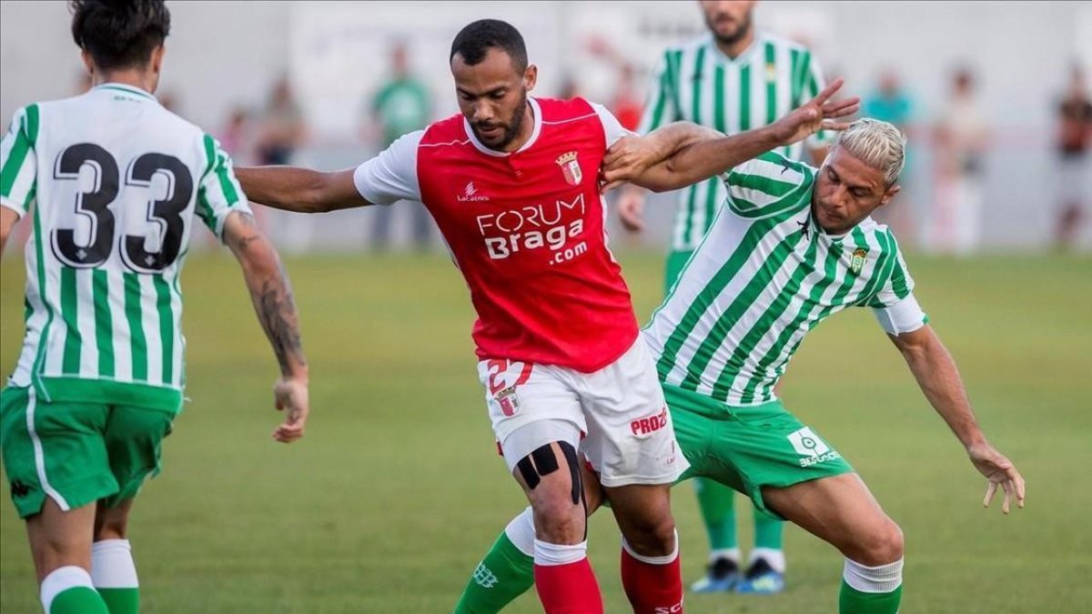 El jugador del Sporting de Braga Fransergio protege un balon ante Joaquin  /-JULIAN PEREZ