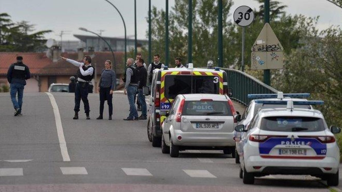 La policía francesa ha acordonado el área en torno al estanco donde hay rehenes, cerca de Toulouse.-AFP / PASCAL PAVANI