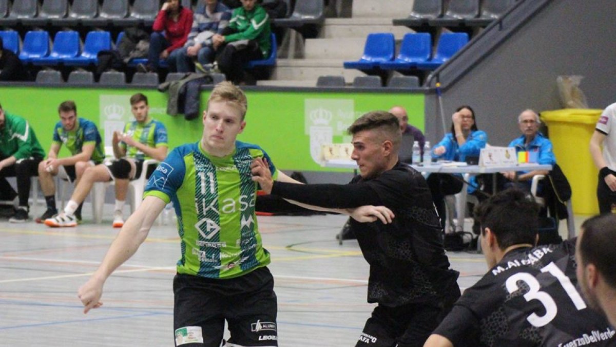 Fernando Nevado, con la camiseta verde y azul del Ikasa Madrid. HDS
